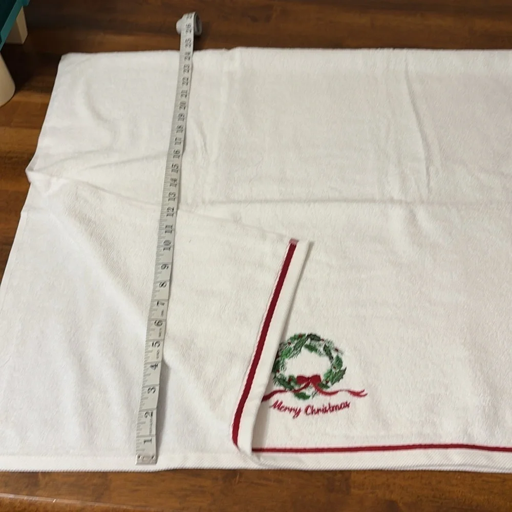 NWT 2 MARTHA STEWART PINE WREATH MERRY CHRISTMAS BATH TOWEL 28 X 48